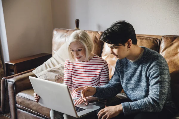 Invoering van grootmoeder aan technologie — Stockfoto