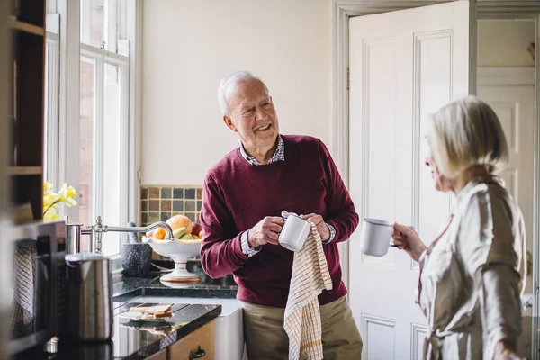 Feliz pareja en la cocina — Foto de Stock