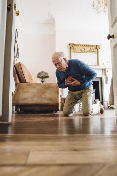Senior Man Having A Heart Attack — Fotografie, imagine de stoc