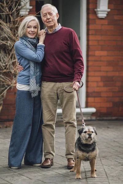 Cuplu fericit în vârstă cu câinele lor — Fotografie, imagine de stoc