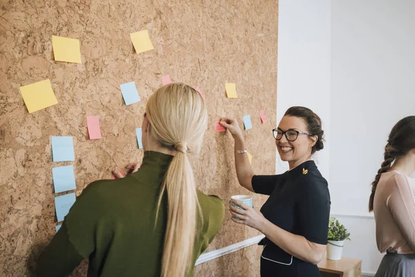 Frauen, die sich Notizen machen — Stockfoto