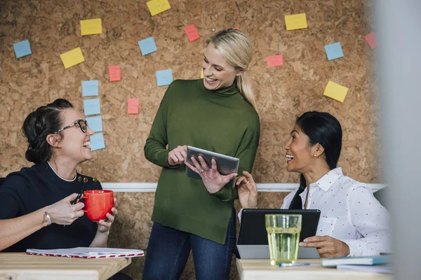 Arbeiterinnen im Büro — Stockfoto