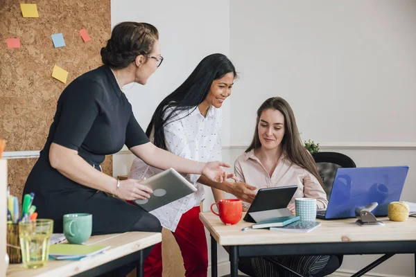 Female Workers In An Office — Stock Photo, Image