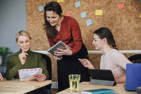 Female Workers In An Office — Stock Photo, Image