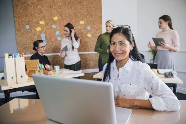 Portrait d'une propriétaire d'entreprise féminine — Photo