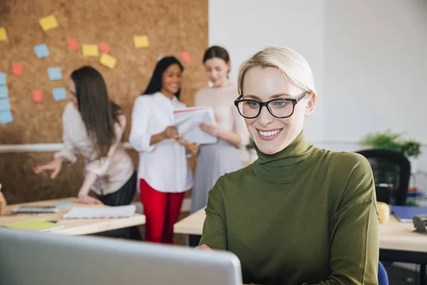 Portrait d'une propriétaire d'entreprise féminine — Photo