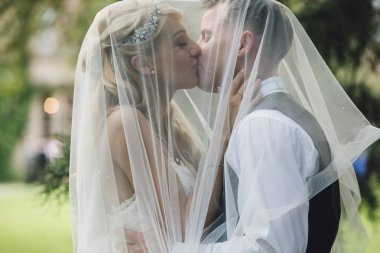 Gelini öpebilirsin.