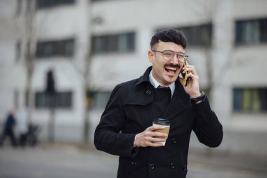 Şehirde yürüyen adam