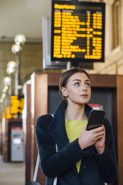 Checking The Departure Board — Stock Photo, Image