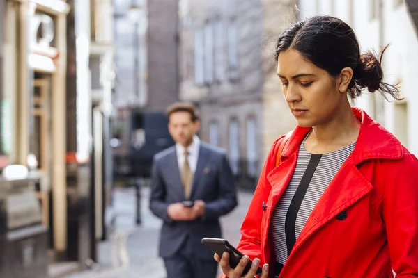 Les hommes d'affaires utilisant des smartphones — Photo