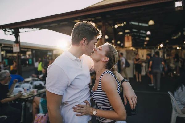 Paar küsst sich auf Königin Viktoria Markt — Stockfoto