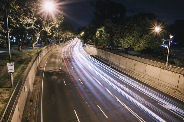 Расслабленное автомобильное шоссе

