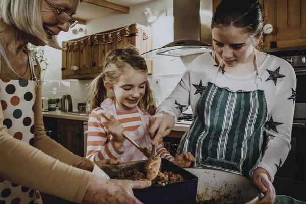 Hornear con la abuela — Foto de Stock