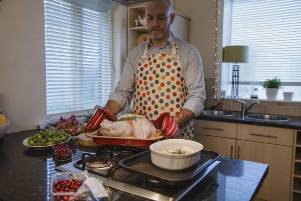 Hombre haciendo la cena de Navidad — Foto de Stock