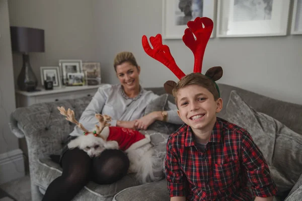 Rapaz feliz na época do Natal — Fotografia de Stock