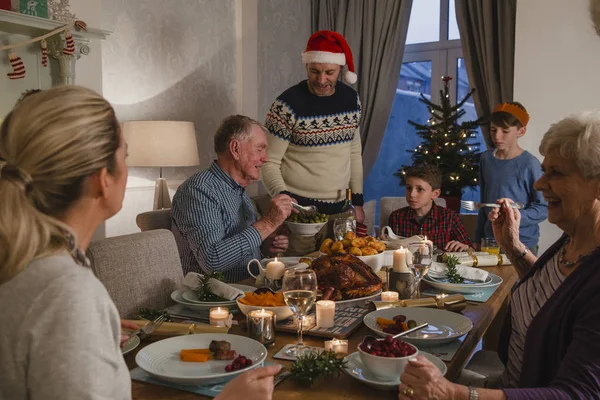 Cena di Natale in famiglia di tre generazioni — Foto Stock