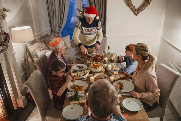 Cena de Navidad familiar de tres generaciones — Foto de Stock