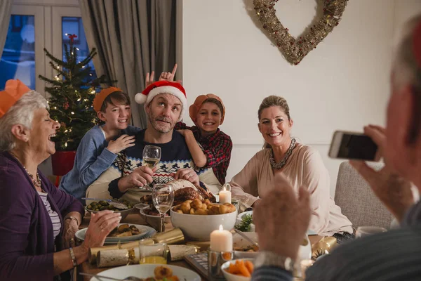 Dumme Familie Weihnachtsessen Foto — Stockfoto