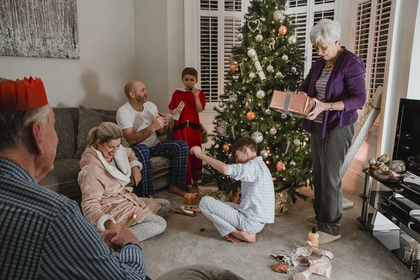 Presentes de abertura na manhã de Natal — Fotografia de Stock