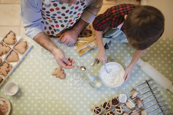 Padre e hijo haciendo golosinas de Navidad —  Fotos de Stock