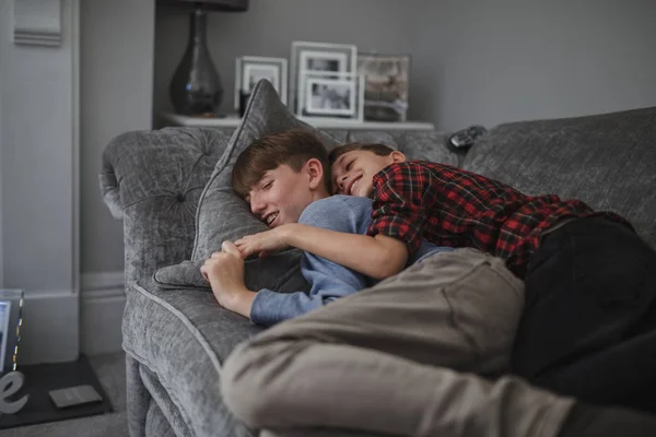 Bröderna spela slåss hemma — Stockfoto