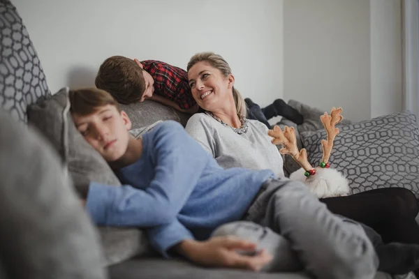 Family Sofa Time — Free Stock Photo