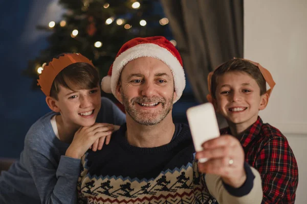 Χριστουγεννιάτικη οικογενειακή Selfie — Φωτογραφία Αρχείου