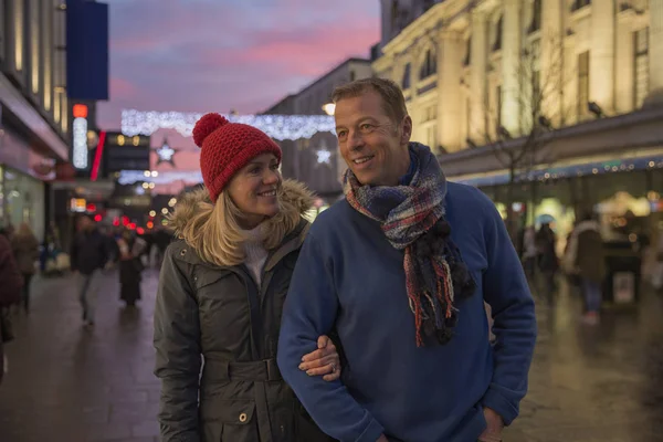 City Stroll na véspera de Natal — Fotografia de Stock