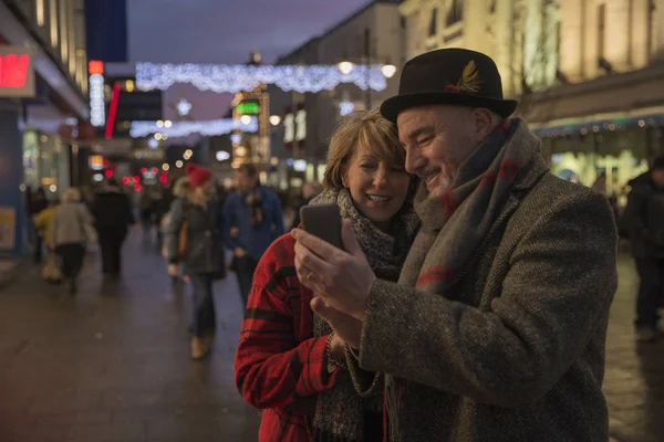 Tomando una selfie de la ciudad de Navidad —  Fotos de Stock