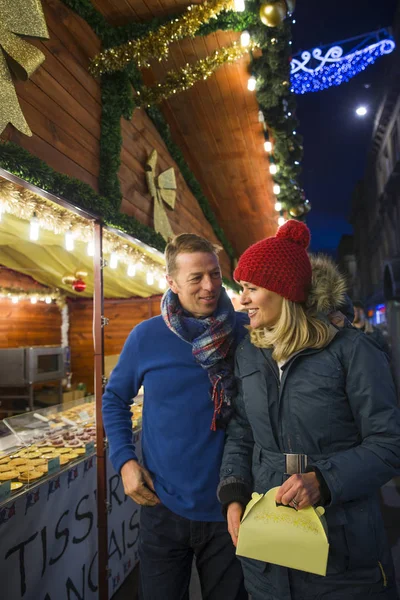 Pareja madura en el mercado de alimentos de Navidad —  Fotos de Stock