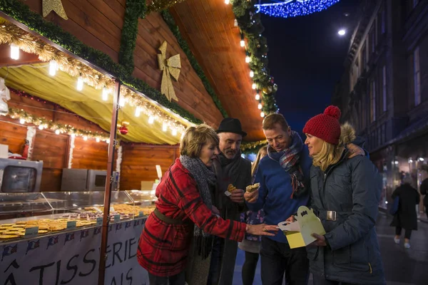 Sdílení vafle na vánočním trhu — Stock fotografie