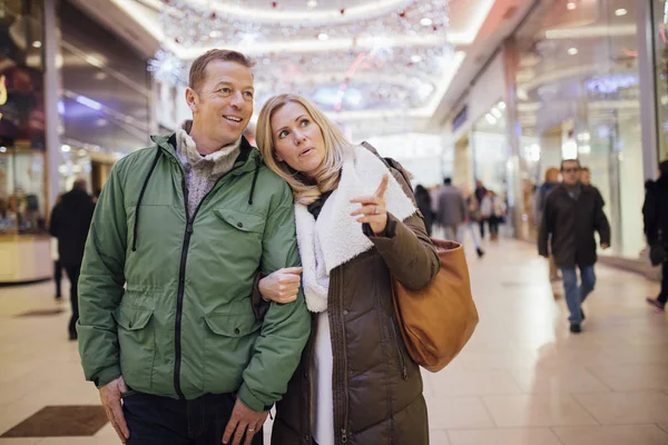 Paar winkelen in het centrum van de stad! — Stockfoto