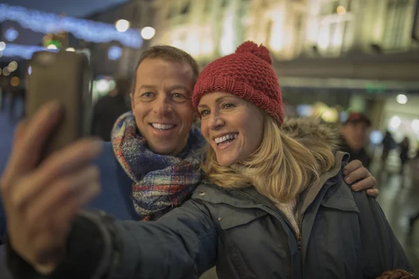 Užívat si selfie v centru města na Vánoce! — Stock fotografie