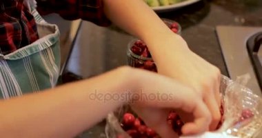 Noel yemeği hazırlamak yardımcı çocuklar