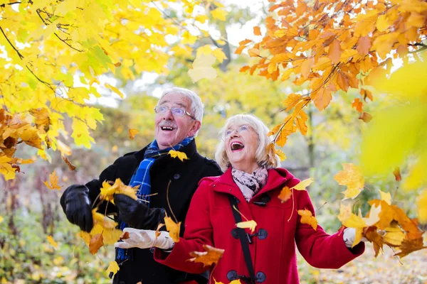 Seniorenpaar liebt den Herbst — Stockfoto