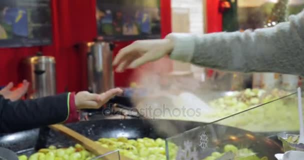Еда на французском рынке — стоковое видео