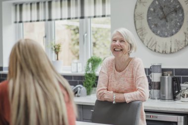 Üst düzey kadın kızıyla birlikte bir Catch tadını çıkarıyor