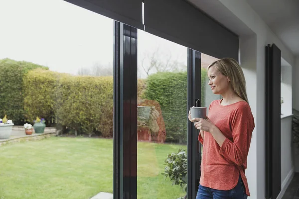 Nachdenkliche Frau am Fenster — Stockfoto