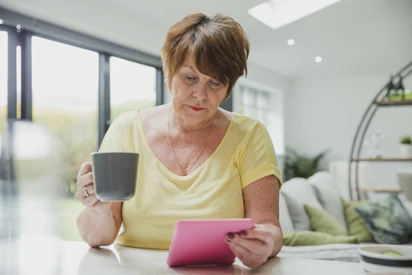 Senior nutzt digitales Tablet — Stockfoto