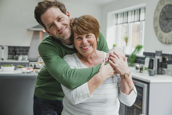 Madre feliz con hijo — Foto de Stock