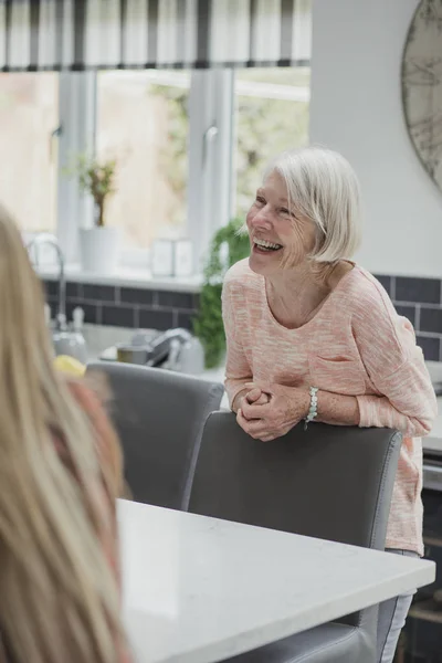 Seniorin genießt Aufholjagd mit ihrer Tochter — Stockfoto