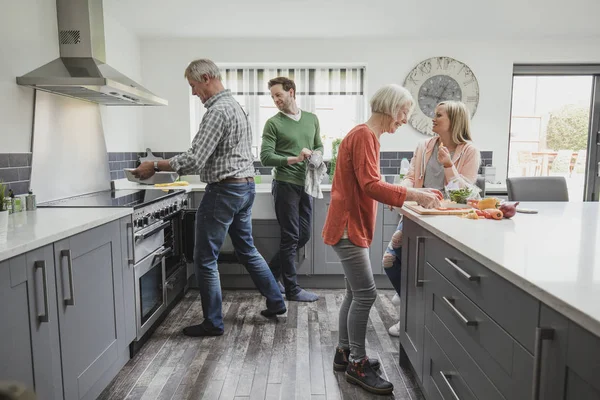 Familia cocinando una comida — Foto de Stock