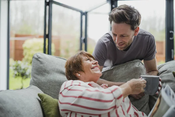 Dar a mamá una Cuppa bien merecida —  Fotos de Stock