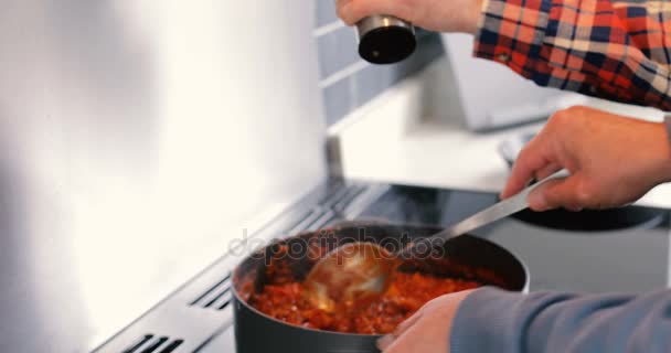 Vater und Sohn kochen gemeinsam ein Essen — Stockvideo