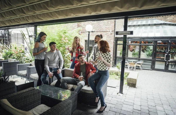 Amigos disfrutando de las bebidas juntos —  Fotos de Stock