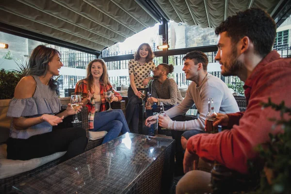 Amigos desfrutando de bebidas juntos — Fotografia de Stock