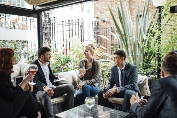 Bebidas de negocios después del trabajo — Foto de Stock