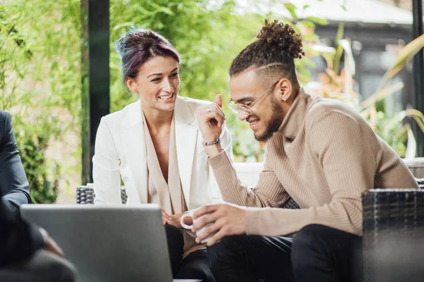 Discussing Business Over Coffee — Stock Photo, Image