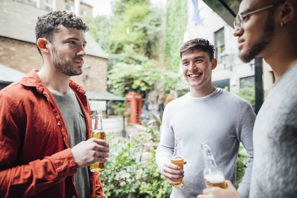 Hombre amigos disfrutando de bebidas —  Fotos de Stock