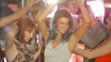 Arkadaşlar gece kulübünde dans